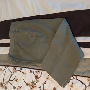 Jones New York Signature olive green capris
